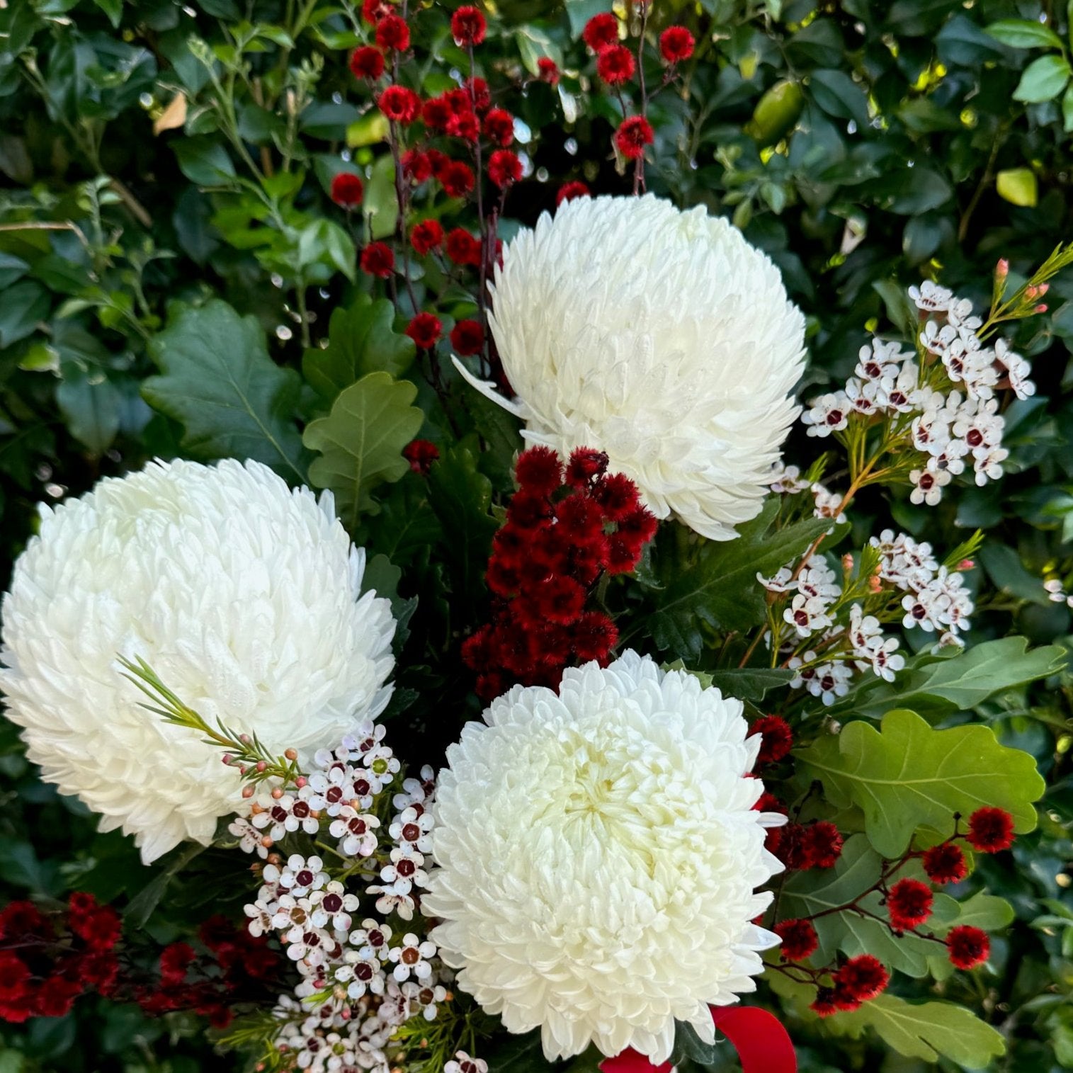 CHRISTMAS WHITE CERAMIC VASE ARRANGEMENT